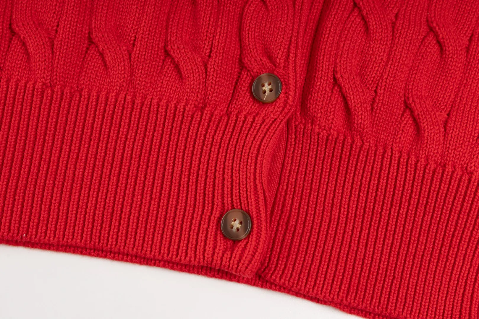 P230 #R93 RALPH LAUREN Ralph Lauren twelve colors classic small label embroidery logo seven-button knitted cable cardigan sweater women's top, high-density LOGO embroidery on the chest, original customization of tag accessories. Made of pure cotton yarn, pure cotton is skin-friendly and comfortable, small label war horse embroidered twist button cardigan sweater 🐎 high quality, follow the blogger to learn how to wear it! Let’s buy a Ralph Lauren cable sweater. It’s a super hard-to-find series after it became popular. It’s hard to find one on the official website. It’s simple and practical to wear, with a lazy and loose feel. The thickened fabric has more texture, feels soft and delicate, and has a loose fit. Whether worn alone or layered, you can wear different styles of fashion with just one piece!   Size: